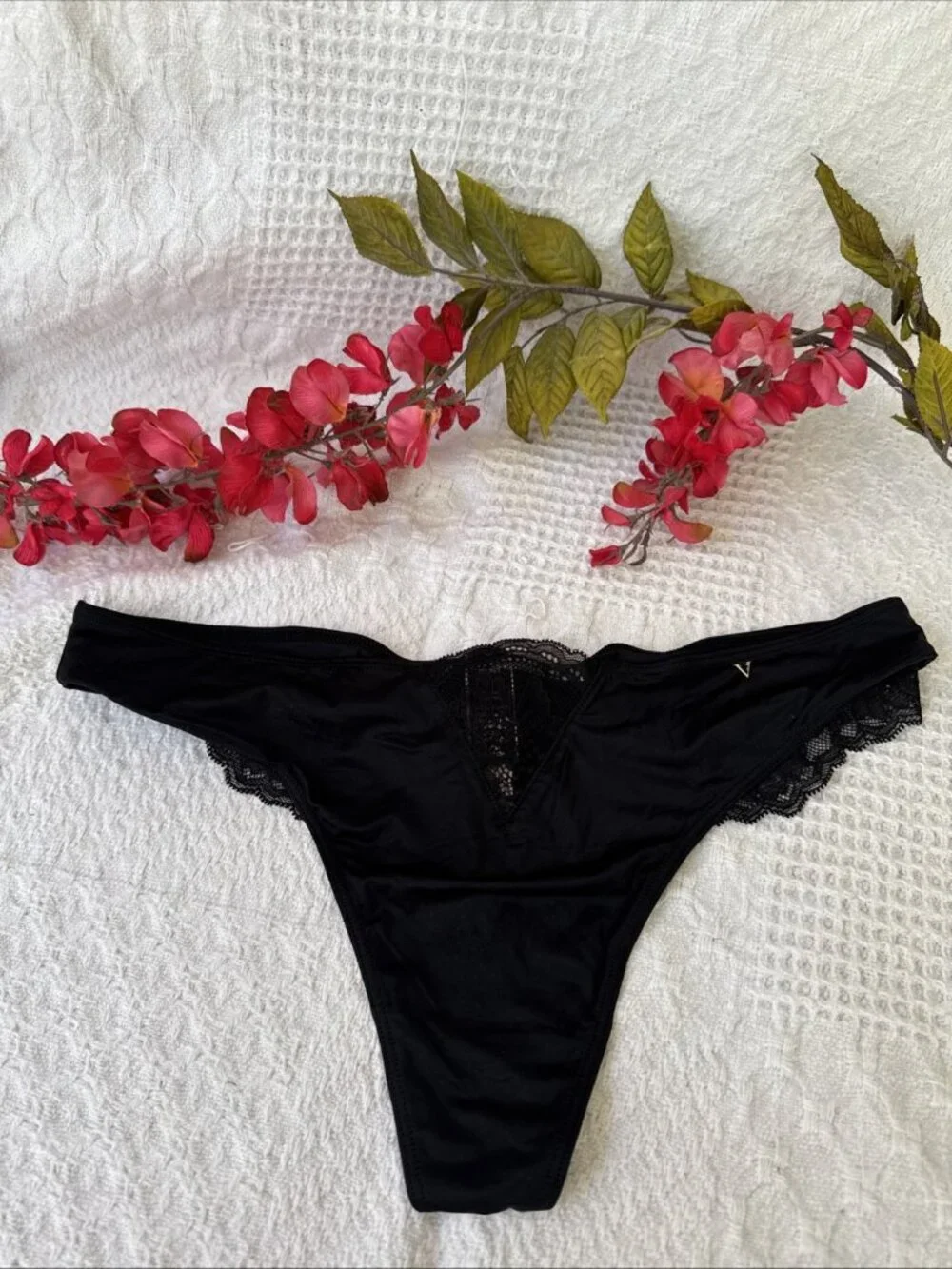 VICTORIA'S SECRET L VERY SEXY BLACK SILKY LACE THONG PANTIES GOLD V SIDE NWT - Picture 1 of 7